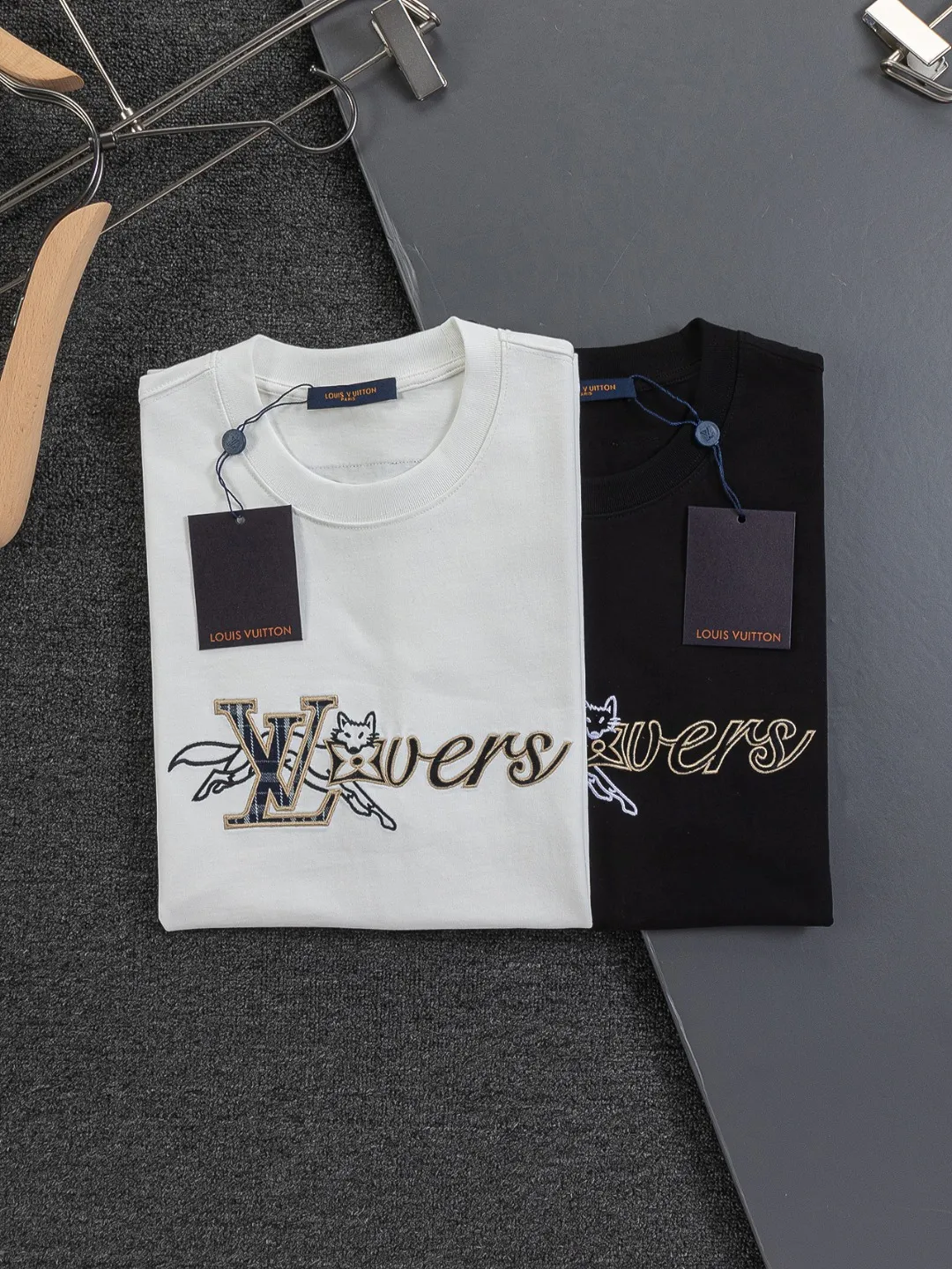 🅿️190 Louis Vuitton Louis Vuitton 1V LV LV slightly wide version S-XL LV 26ss new products are available at counters simultaneously. Multiple craftsmanship. Embroidery of civet 🦊 letters on the chest. Round neck short-sleeved T-shirt, same style for men and women! Consigned to one-to-one creation. Synchronized with the official website, pure cotton fabrics at the counter! It is close to the skin and comfortable, durable and easy to wear. It has a classic and simple logo design and meticulous original craftsmanship. Short-sleeves, a must-have item for men, do not appear to be the same for the general public, but must be unique and eye-catching. This LV short-sleeve is all about quality, comfort, the same shape and fashion as always, including fabrics and cutting techniques. All of them have been made with great effort! 320 grams of washed pure cotton fabric, pure cotton is breathable, very refreshing and comfortable for daily wear. The rib knitting on the neckline is smooth and tight, and the neckline will not be skewed if you toss it at will. The loose version, you will find that it looks really good on the upper body. The overall is minimalist and neat, super versatile for daily use! Pair it casually with a pair of pants for a youthful look. A T-shirt will make your outfit crazy. It is a fashionable item that can never go wrong! Color: Black White Size: S-XL Size chart: S: Shoulder width 50-Bust 56-Length 70 M: Shoulder width 52-Bust 57-Length 72 L: Shoulder width 54-Bust 59-Length 74 XL: Shoulder width 56-Bust 62-Length 76